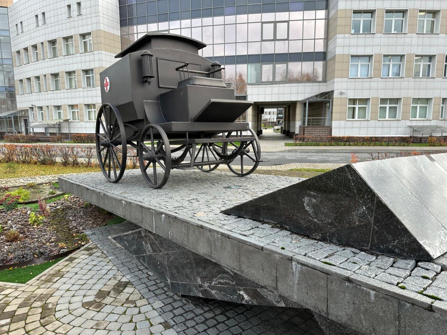 КИБ им. С. П. Боткина — гранитная облицовка постамента памятника