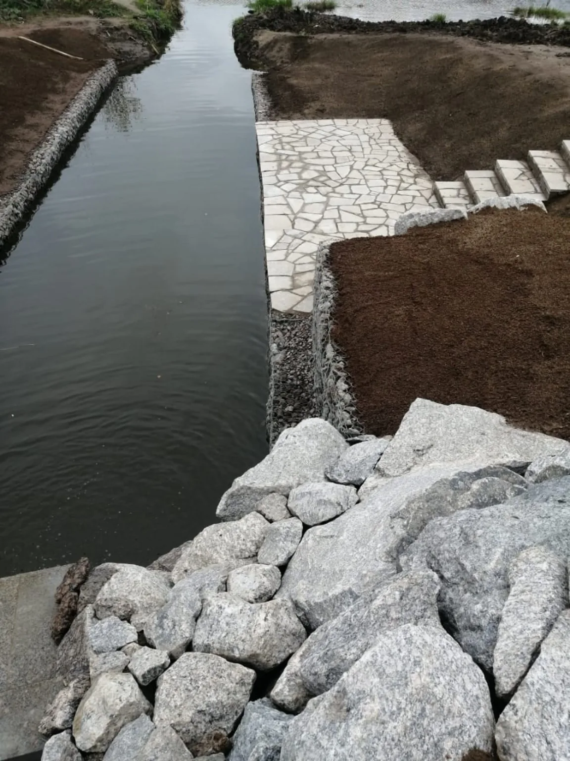 Петровское Барокко — готовый участок водоёма и габионное укрепление