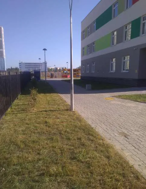 Детский сад, Космонавтов 102 — дорожка с газоном